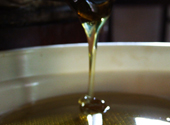 Honig fließt aus einer alten Honigschleuder